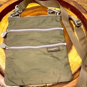 Baggallini Crossbody light brown brushed nickel hardware 4 pockets